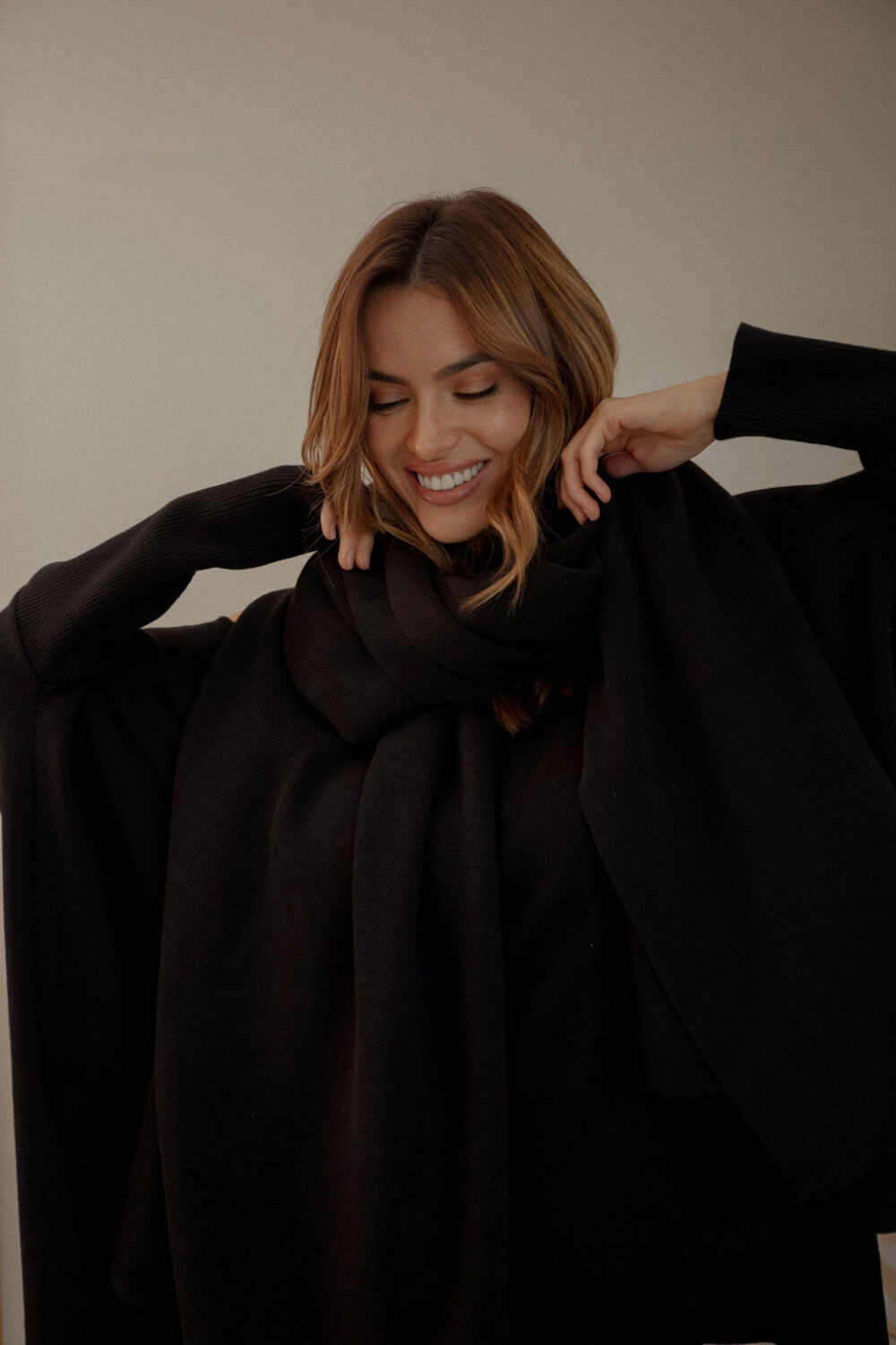 Šal-ogrtač Knitted black