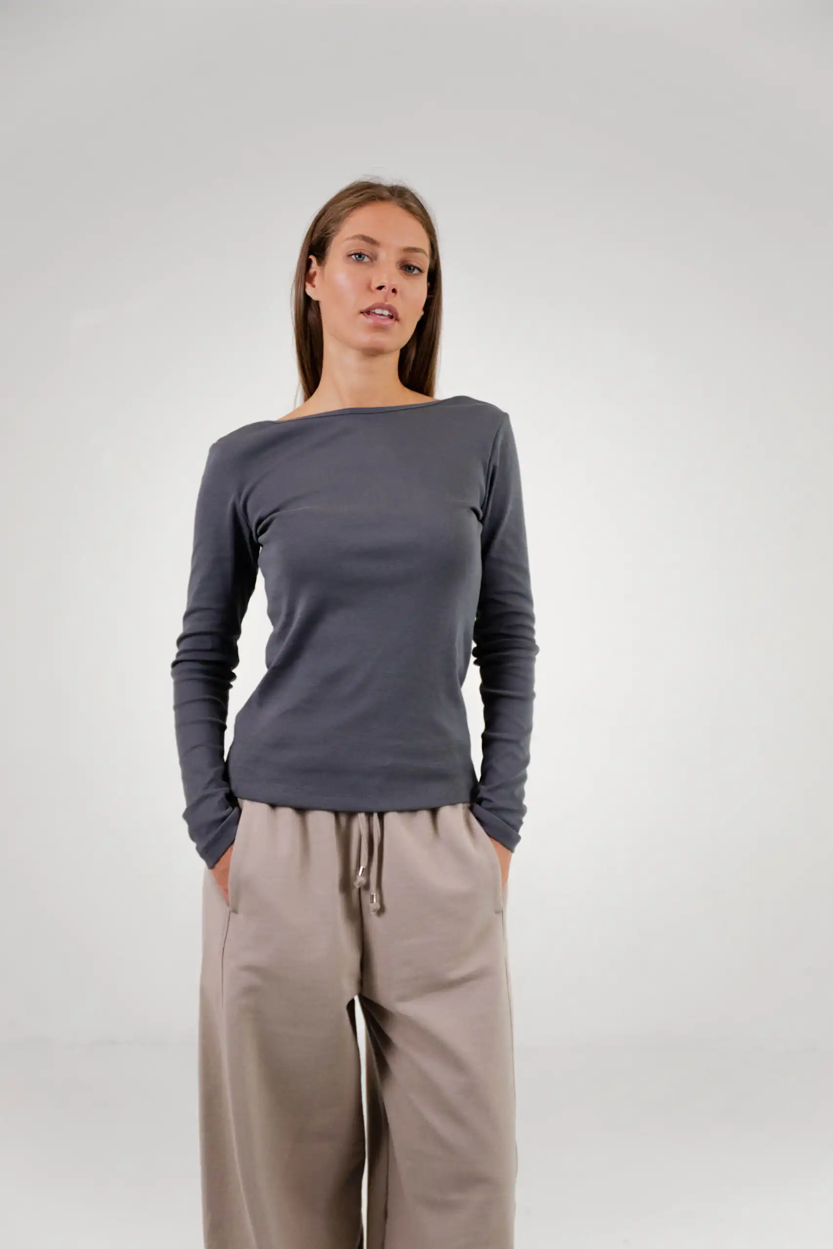 029A4498_1-scaled-2.webp MAJICA ORGANIC NOA DARK GREY - Slika 1